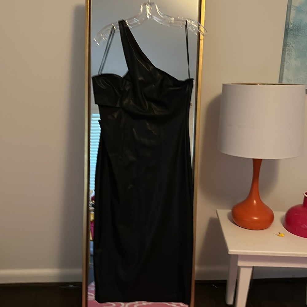 This dress is just too sexy for words,it takes on a life of its own. For real 🔥